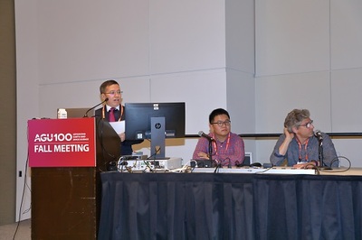 新闻图2-2 朱弟成教授2.jpg